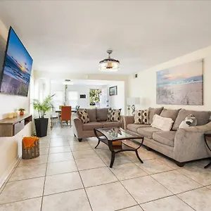  Holiday home 5 Minutes Walk To 4br/2baths